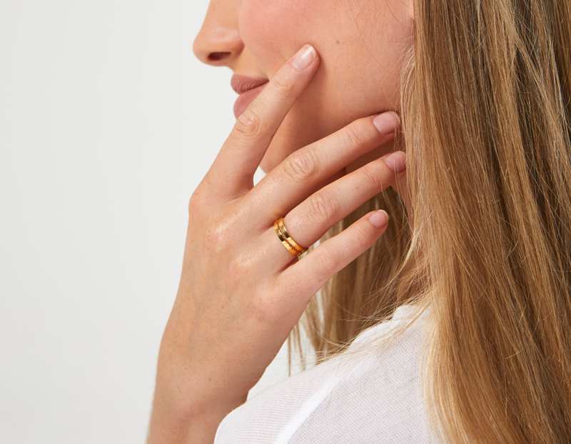 The Cut Wave Ring in 18-Karat Gold on a female