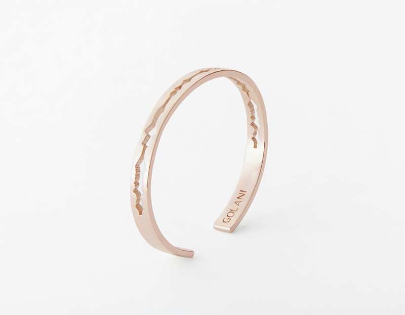 The Cut Wave Bracelet placed vertical in Rose Gold
