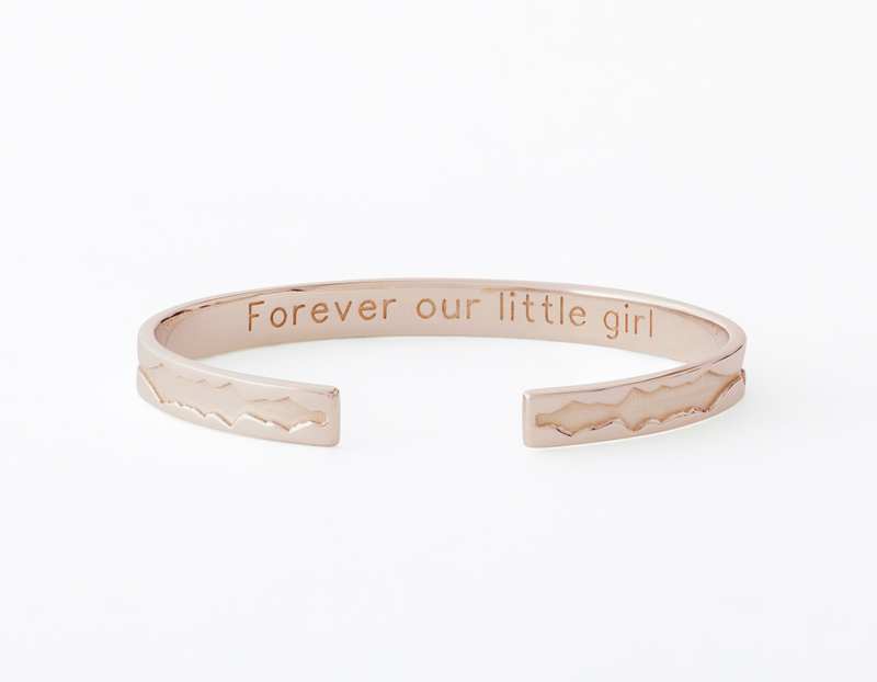 The Outer Wave Bracelet placed horizontal-inner in Rose Gold